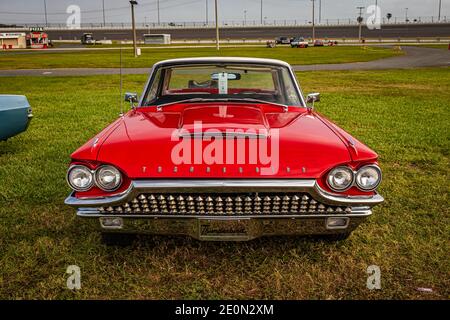Daytona Beach, FL - 29. November 2020: 1964 Ford Thunderbird auf einer lokalen Auto-Show. Stockfoto