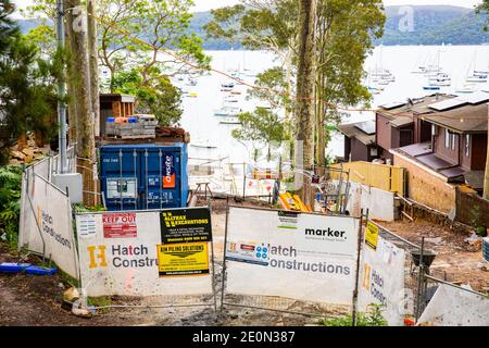 Neues Haus am Wasser im Bau im Vorort von Sydney Clareville mit Blick auf Pittwater, Australien Stockfoto