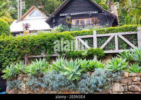 Australische Häuser und ihr privater Hausgarten in Sydney Vorort von Clareville in Pittwater, Sydney, NSW, Australien Stockfoto