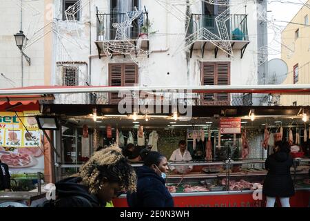 Palermo, Sizilien, Italien. Dezember 2020. Frauen haben vor Silvester auf dem BallarÃš-Markt einkaufen gesehen.viele gingen zu beliebten Orten und Märkten, als das neue Jahr näher kam. Kredit: Valeria Ferraro/SOPA Images/ZUMA Wire/Alamy Live Nachrichten Stockfoto