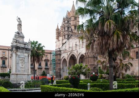 Palermo, Sizilien, Italien. Dezember 2020. Ein Tourist gesehen in Palermo Kathedrale vor dem Silvester.viele gingen zu beliebten Orten und Märkten, wie das neue Jahr näherte. Kredit: Valeria Ferraro/SOPA Images/ZUMA Wire/Alamy Live Nachrichten Stockfoto