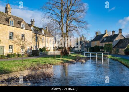 Hoher Wasserstand im cotswold-Dorf Lower Slaughter am Heiligabend. Lower Slaughter, Cotswolds, Gloucestershire, England Stockfoto