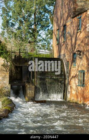 Flussauge hohen Wasserständen rund um die alte Mühle in Lower Slaughter am Heiligabend. Lower Slaughter, Cotswolds, Gloucestershire, England Stockfoto