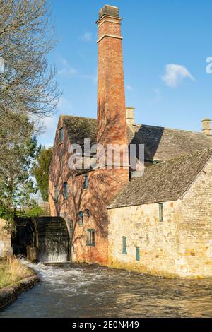 Flussauge hohen Wasserständen rund um die alte Mühle in Lower Slaughter am Heiligabend. Lower Slaughter, Cotswolds, Gloucestershire, England Stockfoto