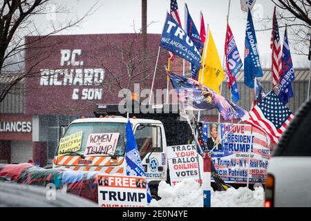 Ein LKW eines Trump-Unterstützers mit Pro-Trump- und Anti-Biden-Fahnen und Transparenten, parkte lange nach Trumps Wahl am Straßenrand im Winterschnee Stockfoto