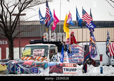 Lange nachdem Donald Trump die Wahl 2020 verloren hatte, schmückt ein protestierender Unterstützer seinen Lastwagen mit Pro-Trump- und Anti-Biden-Fahnen und Transparenten Stockfoto