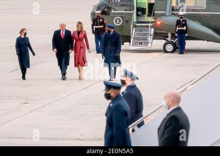 Washington, Vereinigte Staaten Von Amerika. Dezember 2020. Präsident Donald J. Trump und First Lady Melania Trump werden von Marine One zur Air Force One von US-Luftwaffenstützpunkt Stephen Snelson und seiner Frau Catherine Snelson auf der Joint Base Andrews, MD. Samstag, 5. Dezember 2020, eskortiert, um ihre Reise nach Georgien zu beginnen. Personen: Präsident Donald J. Trump und First Lady Melania Trump Kredit: Storms Media Group/Alamy Live News Stockfoto