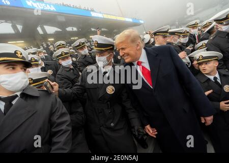 United States Navy Cadets nehmen Selfies mit Präsident Donald J. Trump während des 121st Army-Navy Fußballspiels Samstag, 12. Dezember 2020, im Michie Stadium an der United States Military Academy in West Point, N.Y. Personen: Präsident Donald Trump Kredit: Storms Media Group/Alamy Live News Stockfoto