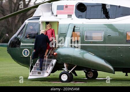 Washington, Vereinigte Staaten Von Amerika. Dezember 2020. Präsident Donald J. Trump und First Lady Melania Trump besteigen Marine One auf dem South Lawn des Weißen Hauses Samstag, 5. Dezember 2020, um ihre Reise nach Georgien zu beginnen Menschen: Präsident Donald J. Trump und First Lady Melania Trump Kredit: Storms Media Group/Alamy Live News Stockfoto