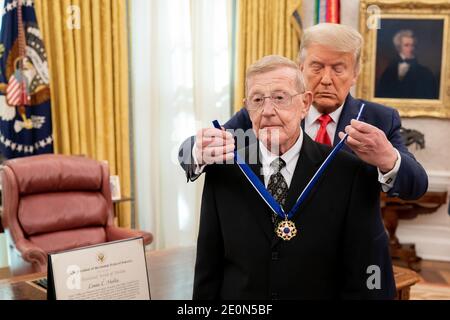 Washington, Vereinigte Staaten Von Amerika. Dezember 2020. Präsident Donald J. Trump überreicht Lou Holtz die Präsidentenmedaille der Freiheit Donnerstag, 3. Dezember 2020, im Oval Office des Weißen Hauses Menschen: Präsident Donald Trump, Lou Holtz Kredit: Storms Media Group/Alamy Live News Stockfoto