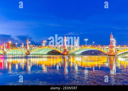 DALI, CHINA - 26. JUNI 2015: Xinsheng Brücke in Dali (Xiaguan), in der neuen Stadt Dali, Provinz Yunnan, China. Stockfoto