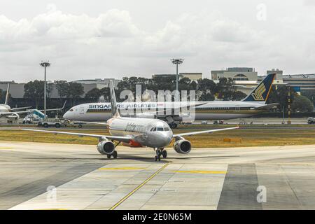 Changi Airport / Singapur - Juli 22 2019: Verkehr auf dem Vorfeld am Changi Airport Stockfoto