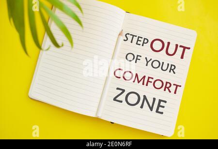 Die Phrase Step out of your Comfort Zone . Ein Konzept, mit dem Sie über Ihre derzeitigen Umstände hinausgehen und neue Möglichkeiten nutzen können. Geschäftskonzept für D Stockfoto
