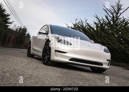 Moss Beach USA - 1. Januar 2021: Pearl White Electric Tesla Model 3 Dual Motor Performance AWD Auto mit 20 Zoll Uberturbine Räder in der Nähe von San Francisco Stockfoto