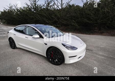 Moss Beach USA - 1. Januar 2021: Pearl White Electric Tesla Model 3 Dual Motor Performance AWD Auto mit 20 Zoll Uberturbine Räder in der Nähe von San Francisco Stockfoto