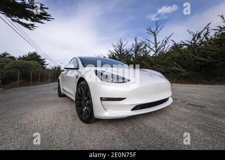 Moss Beach USA - 1. Januar 2021: Pearl White Electric Tesla Model 3 Dual Motor Performance AWD Auto mit 20 Zoll Uberturbine Räder in der Nähe von San Francisco Stockfoto