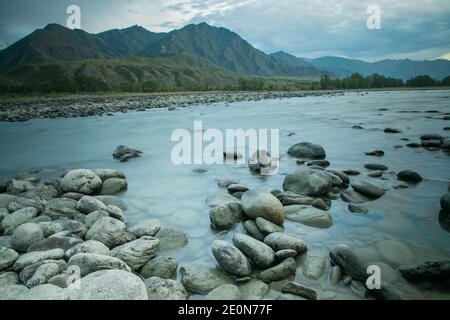 Altai-Landschaft mit dem Fluss Katun und felsigen Gipfeln Stockfoto