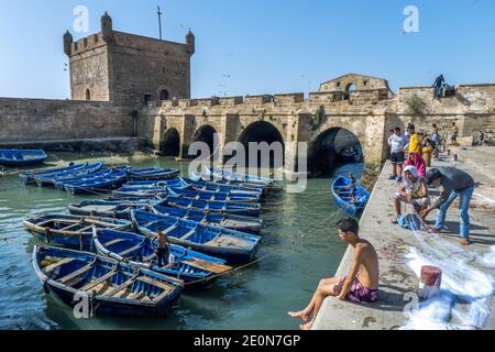 Fischerboote dockten im Hafen innerhalb der alten Festungsmauern von Essaouira an der Atlantikküste Marokkos an. Stockfoto