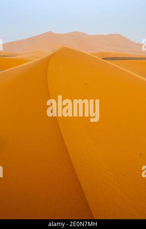 Sonnenaufgang bei Merzouga, der am Rande des Erg Chebbi (das Sandmeer) in Marokko liegt. Merzouga ist ein kleines Dorf in der Nähe von Rissani. Stockfoto