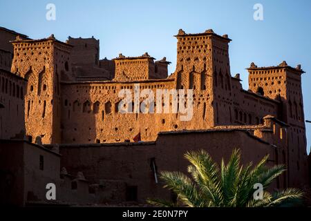 Die herrliche befestigte Stadt Ait Benhaddou, im Hohen Atlas von Marokko gelegen. Die riesige Festung besteht aus sechs Festungen. Stockfoto