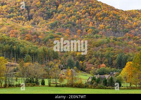 Farbenfrohe Herbstlandschaft am Hiawassee nahe dem Chatuge-See in den Bergen Nordgeorgien. (USA) Stockfoto