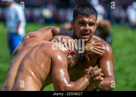 Ringer kämpfen beim Kirkpinar Turkish Oil Wrestling Festival in Edirne in der Türkei um die Vorherrschaft. Stockfoto