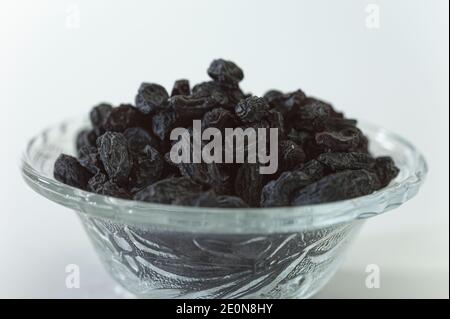Trockene Früchte, getrocknete schwarze Trauben manuka sultanas schwarze Johannisbeerenrosinen auf weißem Hintergrund. Stockfoto