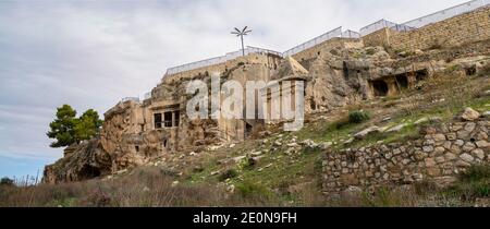 Jerusalem, Israel - 17. Dezember 2020: Alte Gräber und Begräbnishöhlen um die Gräber der Söhne Hezir und Sacharjas im Kidrontal, Stockfoto