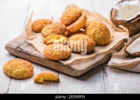 Glutenfreie Hirsekeks mit Kokosflocken. Cocosanki - polen Cookies Stockfoto