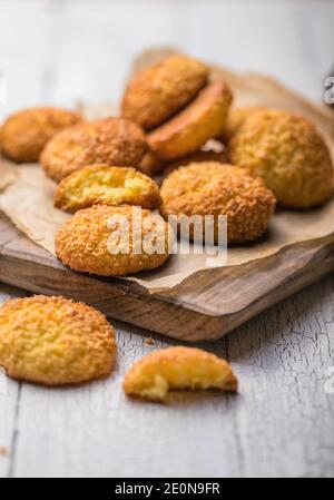 Glutenfreie Hirsekeks mit Kokosflocken. Cocosanki - polen Cookies Stockfoto