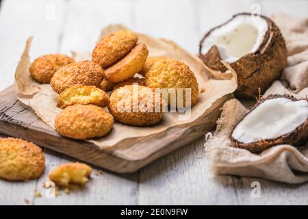 Glutenfreie Hirsekeks mit Kokosflocken. Cocosanki - polen Cookies Stockfoto