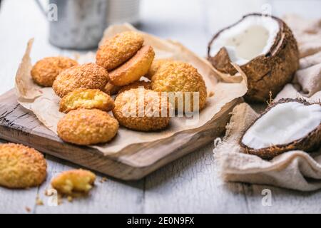 Glutenfreie Hirsekeks mit Kokosflocken. Cocosanki - polen Cookies Stockfoto
