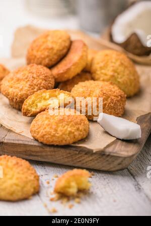 Glutenfreie Hirsekeks mit Kokosflocken. Cocosanki - polen Cookies Stockfoto
