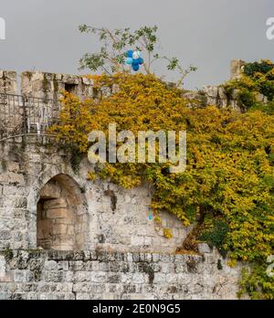 Streunende Ballons an den Wänden des alten Jerusalems auf an Bewölktes Wetter Stockfoto