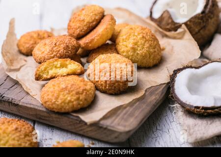 Glutenfreie Hirsekeks mit Kokosflocken. Cocosanki - polen Cookies Stockfoto