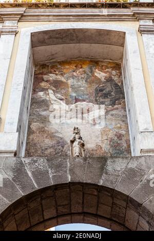 Religiöse Kunst auf der Außenseite eines Gebäudes in Neapel, Italien gemalt Stockfoto