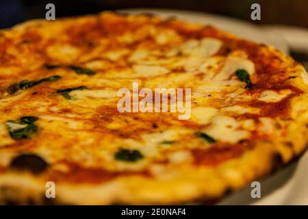 Frisch zubereitete pizza margherita in einer Pizzeria in Neapel, Italien Stockfoto