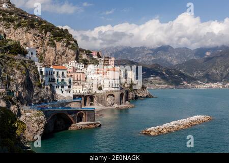 Blick Richtung Osten entlang der Amalfi Küstenstraße von Amalfi in Richtung Atrani, Italien Stockfoto