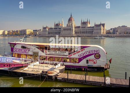 Budapest, Ungarn - Hop-on Hop-off Flusskreuzfahrt Boot dockt in der Nähe des parlaments Stockfoto