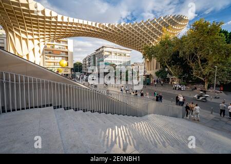 Sevilla, Spanien - Sevilla Pilze - skulpturale Holzstruktur mit einem archäologischen Museum, Dachgang und Aussichtspunkt Stockfoto