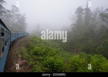 Die Ella nach Kandy Diesel zug Lokomotive Winde durch die Teeplantagen in der Nähe von Nuwara Eliya, Sri Lanka. Stockfoto