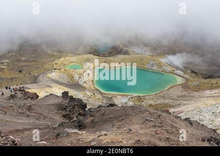 Tangariro. Januar 2021. Rucksacktouristen wandern am Tongariro Alpine Crossing entlang, um die Emerald Lakes auf der zentralen Nordinsel Neuseelands zu besuchen, am 2. Januar 2021. Der Tongariro Alpine Crossing liegt im Tongariro National Park, einem zweifachen Weltkulturerbe, und ist als einer der besten Tageswanderungen Neuseelands bekannt. Kredit: Guo Lei/Xinhua/Alamy Live Nachrichten Stockfoto