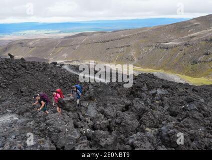 Tangariro. Januar 2021. Rucksacktouristen wandern am 2. Januar 2021 durch den Tongariro Alpine Crossing in der zentralen Nordinsel Neuseelands. Der Tongariro Alpine Crossing liegt im Tongariro National Park, einem zweifachen Weltkulturerbe, und ist als einer der besten Tageswanderungen Neuseelands bekannt. Kredit: Guo Lei/Xinhua/Alamy Live Nachrichten Stockfoto