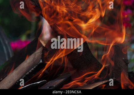 Entzündet das Feuer mehr bedeckt Brennholz Stockfoto