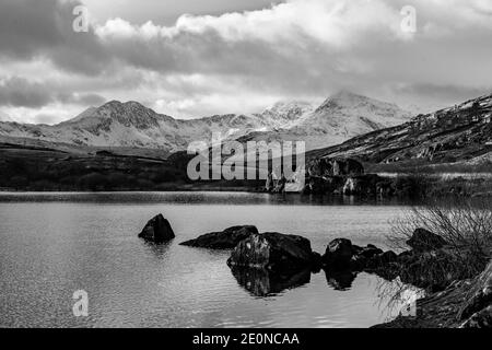 Blick hinunter Llynau Mymbyr See in Richtung Snowdon bedeckt mit Schnee. Der See liegt an der Straße nach Capel Curig. Stockfoto