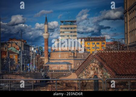 Blick auf den zentralen Teil der Hauptstadt von Bulgarien Sofia. Im Vordergrund ist die Banya Bashi Moschee zu sehen. Stockfoto