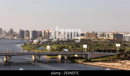 Dubai, Vereinigte Arabische Emirate, 31. Dezember 2020: Blick über Dubai Creek und Al Garhoud Bridge Stockfoto