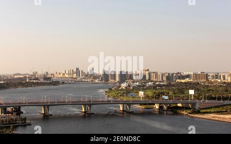 Dubai, Vereinigte Arabische Emirate, 31. Dezember 2020: Blick über Dubai Creek und Al Garhoud Bridge Stockfoto