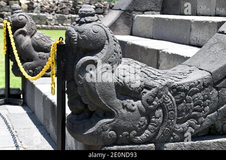 Makara-Statue auf der Haupttreppe des Tempels im Plaosan-Tempelkomplex in Zentral-Java, Indonesien Stockfoto