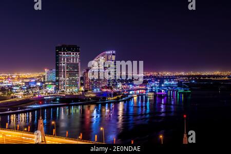 Dubai, Vereinigte Arabische Emirate, 31. Dezember 2020: Blick über Dubai Festival City bei Nacht Stockfoto